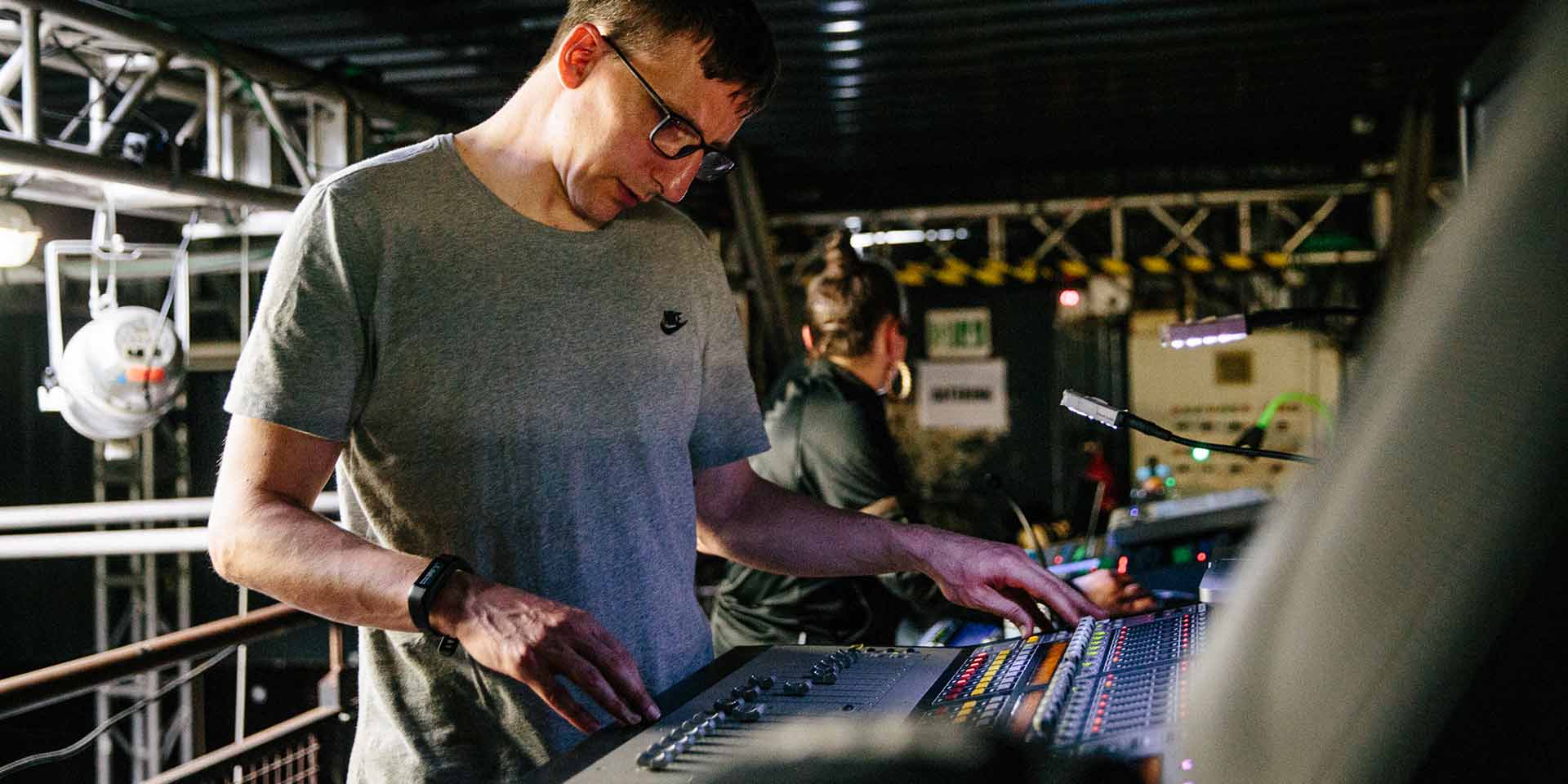 Live Engineer Timo Krämer wendet seine Erfahrung und sein Können als Soundman bei Live Events an